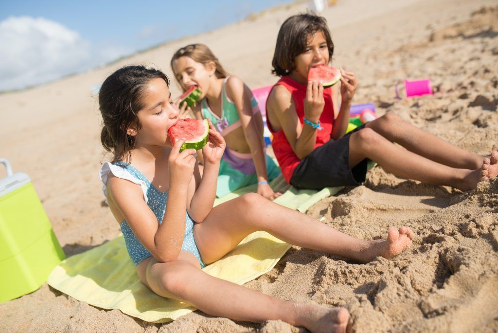 ninos comiendo en la playa | Montepediatras niños comiendo en la playa para explicar el proceso mal entendido de corte de digestión en niños