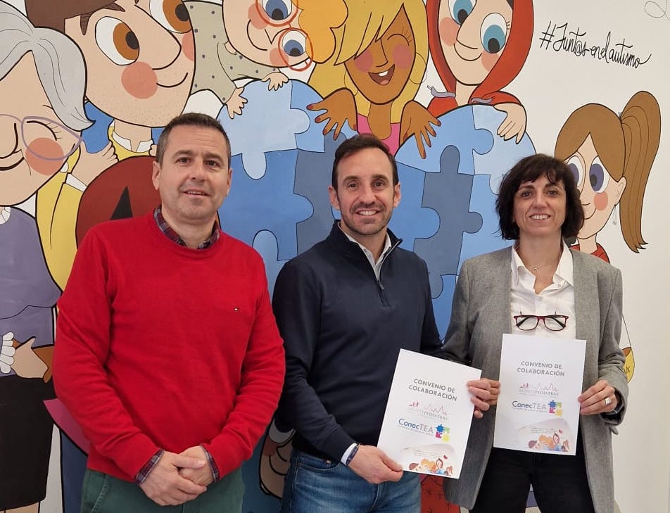 Convenio FConecTEA MontePediatras | Montepediatras Mario Campayo, secretario del Patronato de Fundación ConecTEA, Francisco Pérez, director de MontePediatras y Manuela Esteban, directora del Centro de Fundación ConecTEA en San Sebastián de Los Reyes, tras la firma del convenio de colaboración.