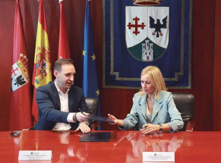 n la alcaldesa, Rocío García Alcántara (PP),
el cofundador y gerente de
MontePediatras, Francisco
Pérez García
